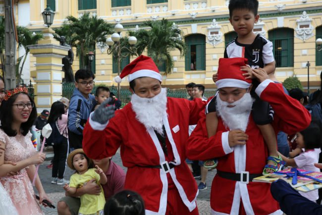 Saigonese enjoy vibrant Christmas atmosphere