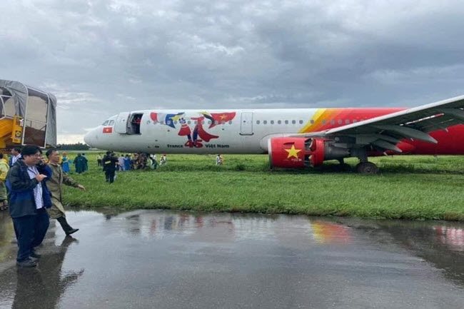 Vietjet pilots’ licenses seized after plane skidding