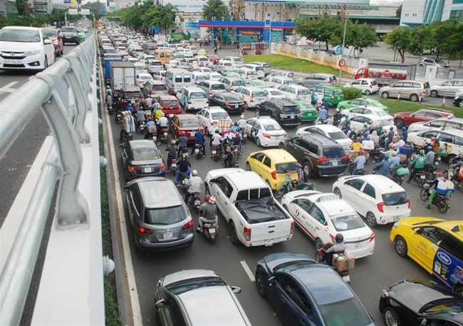 Cars entering downtown HCMC to be charged in 2021