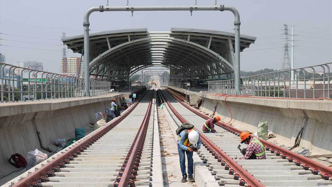 Govt calls for foreign investment in metro line projects in HCMC