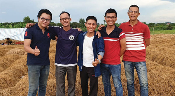 CEO Nguyễn Anh Võ (thứ 2 từ phải qua) cùng các cộng sự của mình