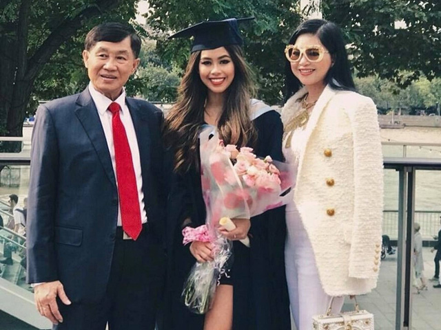 Tiên Nguyễn sinh năm 1997, tên thật là Nguyễn Thảo Tiên, con gái của doanh nhân Johnathan Hạnh Nguyễn và diễn viên Lê Hồng Thủy Tiên, em gái của doanh nhân Louis Nguyễn (chồng của diễn viên Tăng Thanh Hà).