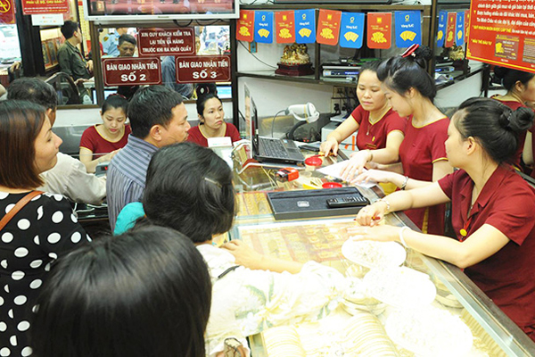 Chệnh lệch giá vàng mua vào - bán ra có thời điểm lên tới 4 triệu đồng/lượng.