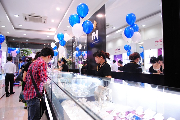 giá bán vàng miếng SJC có thời điểm được một số doanh nghiệp kinh doanh vàng đẩy lên tới mức 50,75 triệu VND/lượng