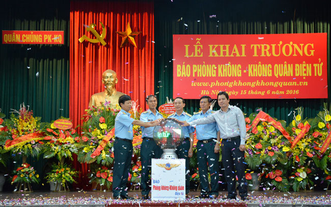Báo Phòng không-Không quân điện tử chính thức ra mắt độc giả - ảnh 1