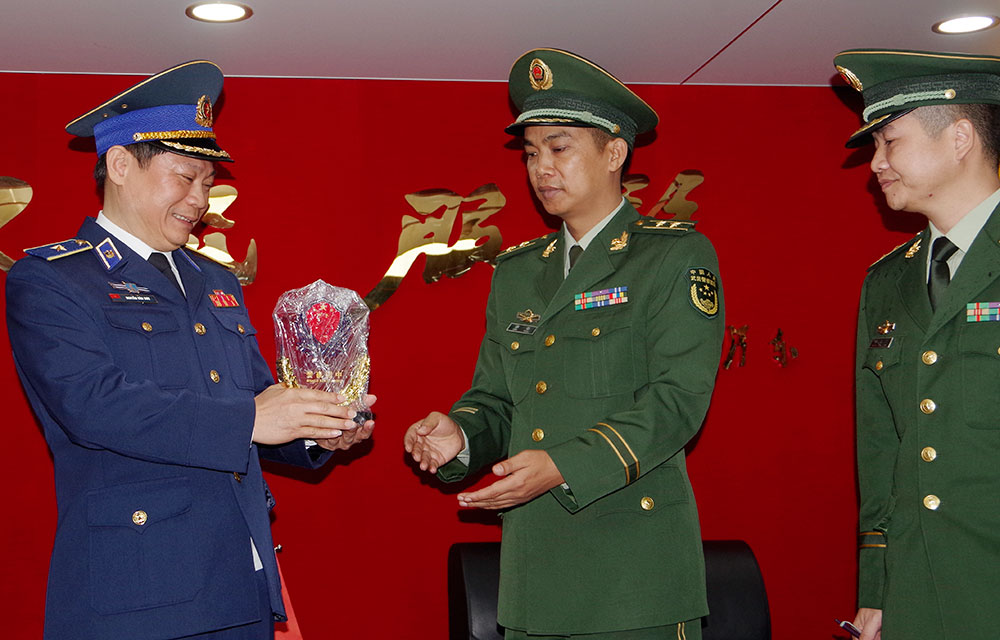 Tàu Cảnh sát biển Trung Quốc thăm Việt Nam - ảnh 3