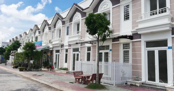 Lãnh đủ rắc rối vì mua phải nhà “đội lốt” có tường chung