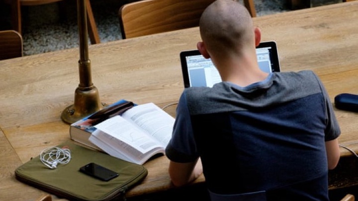 Anh: Tràn lan dịch vụ mua bán luận văn online