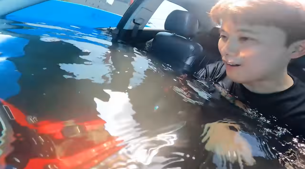 Làm thí nghiệm mạo hiểm, tự dìm ô tô xuống nước rồi livestream cách thoát thân, nam YouTuber khiến người xem hoảng sợ - Ảnh 2.