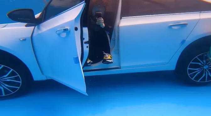 Làm thí nghiệm mạo hiểm, tự dìm ô tô xuống nước rồi livestream cách thoát thân, nam YouTuber khiến người xem hoảng sợ - Ảnh 5.