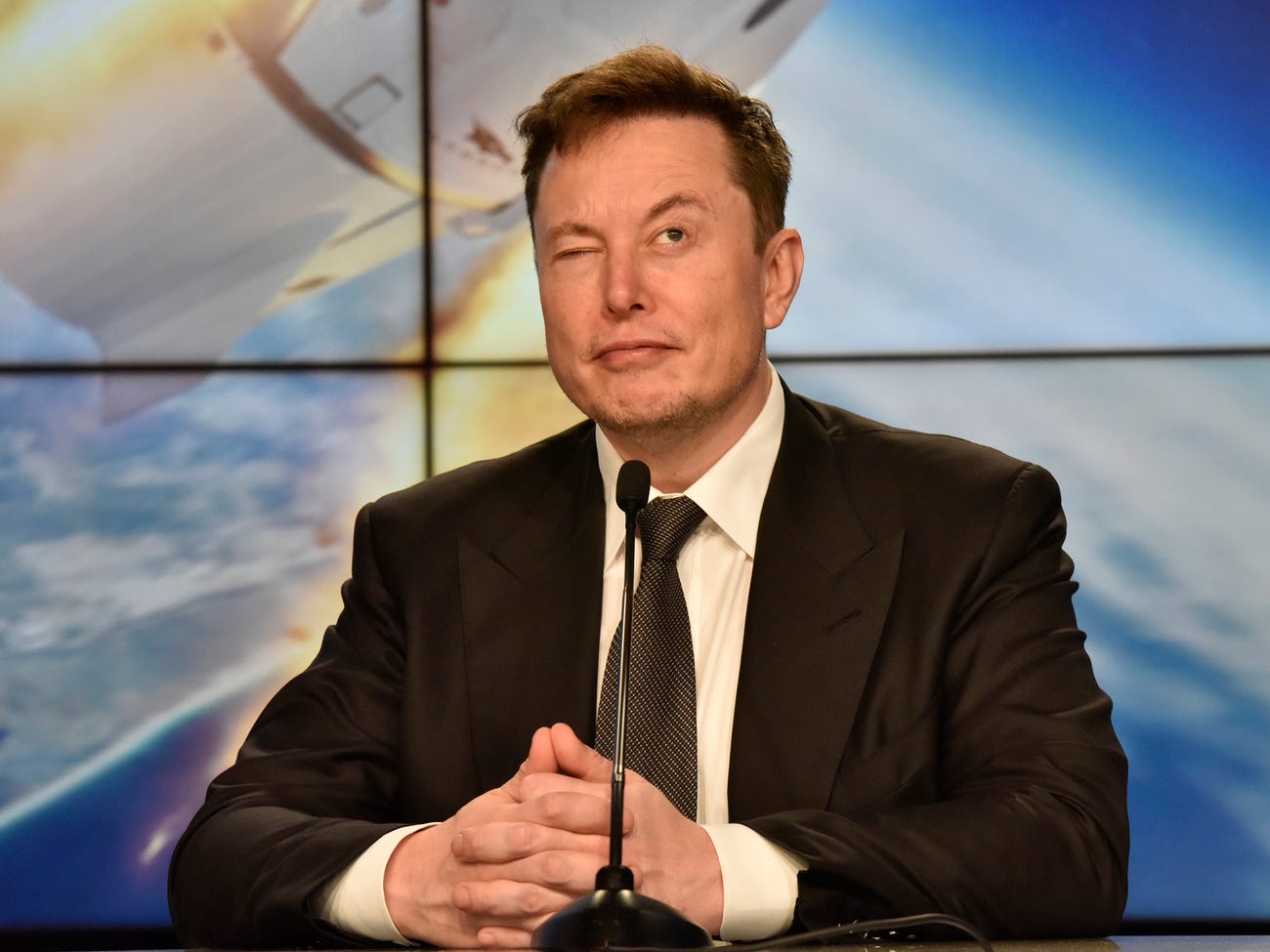 Một ngày làm việc của tỷ phú Elon Musk: Không ăn sáng, làm việc đa nhiệm, hạn chế nghe điện thoại và đi ngủ lúc 1 giờ đêm - Ảnh 1.