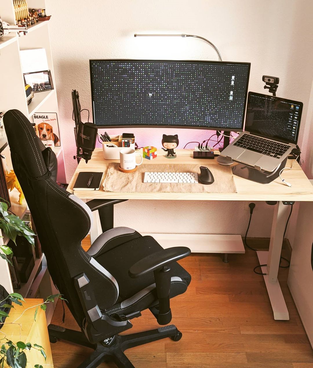 YouTuber tốn 3 năm để thiết kế góc làm việc cực xịn sò tại nhà, chỉ riêng tiền phụ kiện cũng đã ngốn 1.600 USD - Ảnh 1.