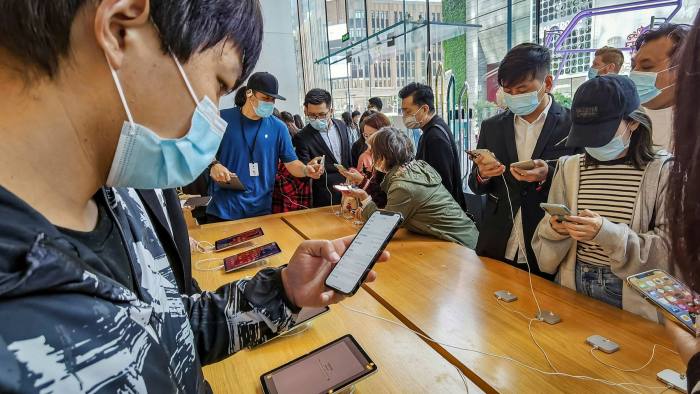 Chứng kiến doanh số iPhone lập kỷ lục, dân mạng Trung Quốc lại cãi nhau về lòng yêu nước - Ảnh 2.