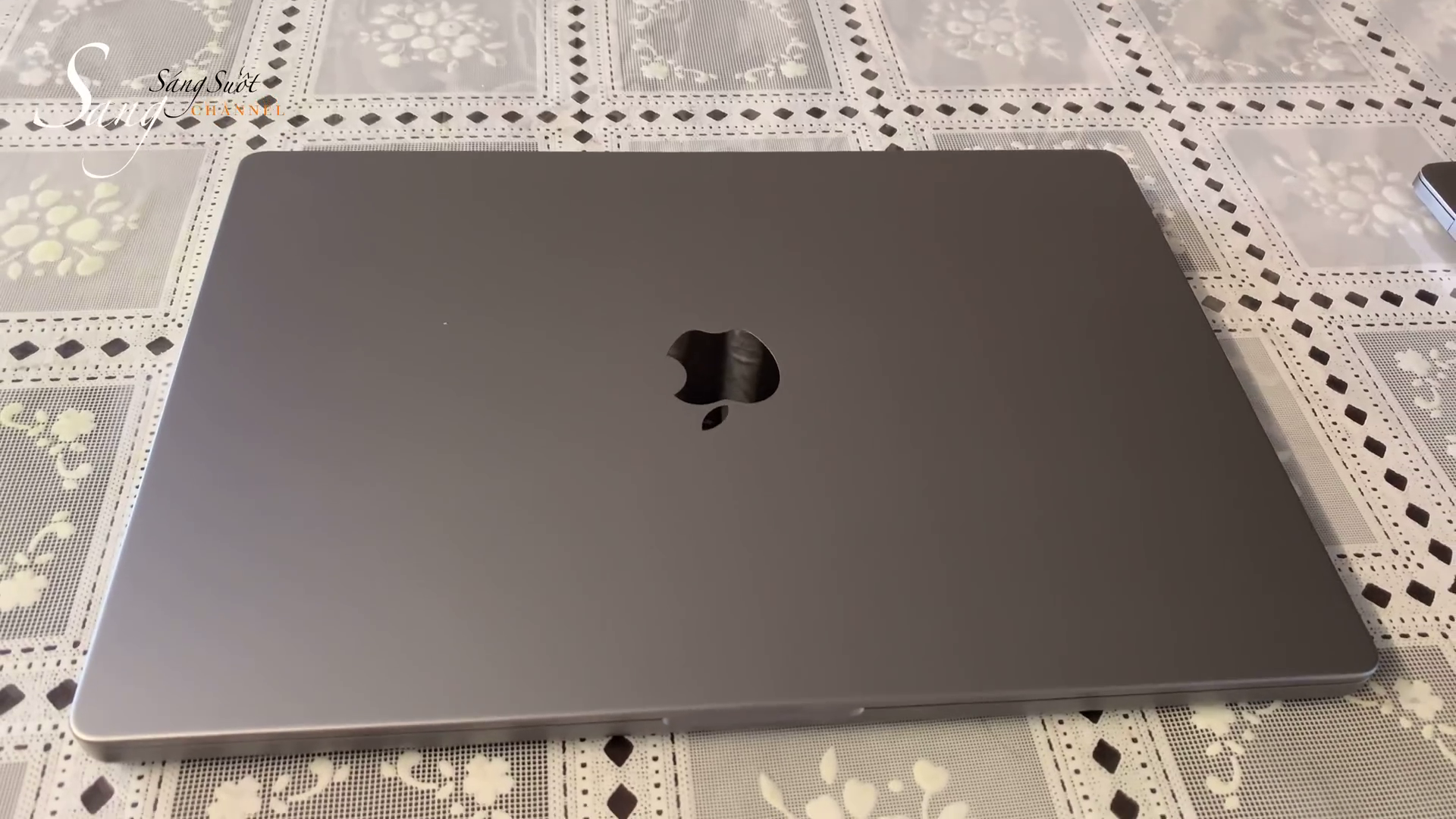 Apple chưa bán nhưng một người Việt đã có MacBook Pro 2021, lập tức bị chê dày và nặng - Ảnh 1.