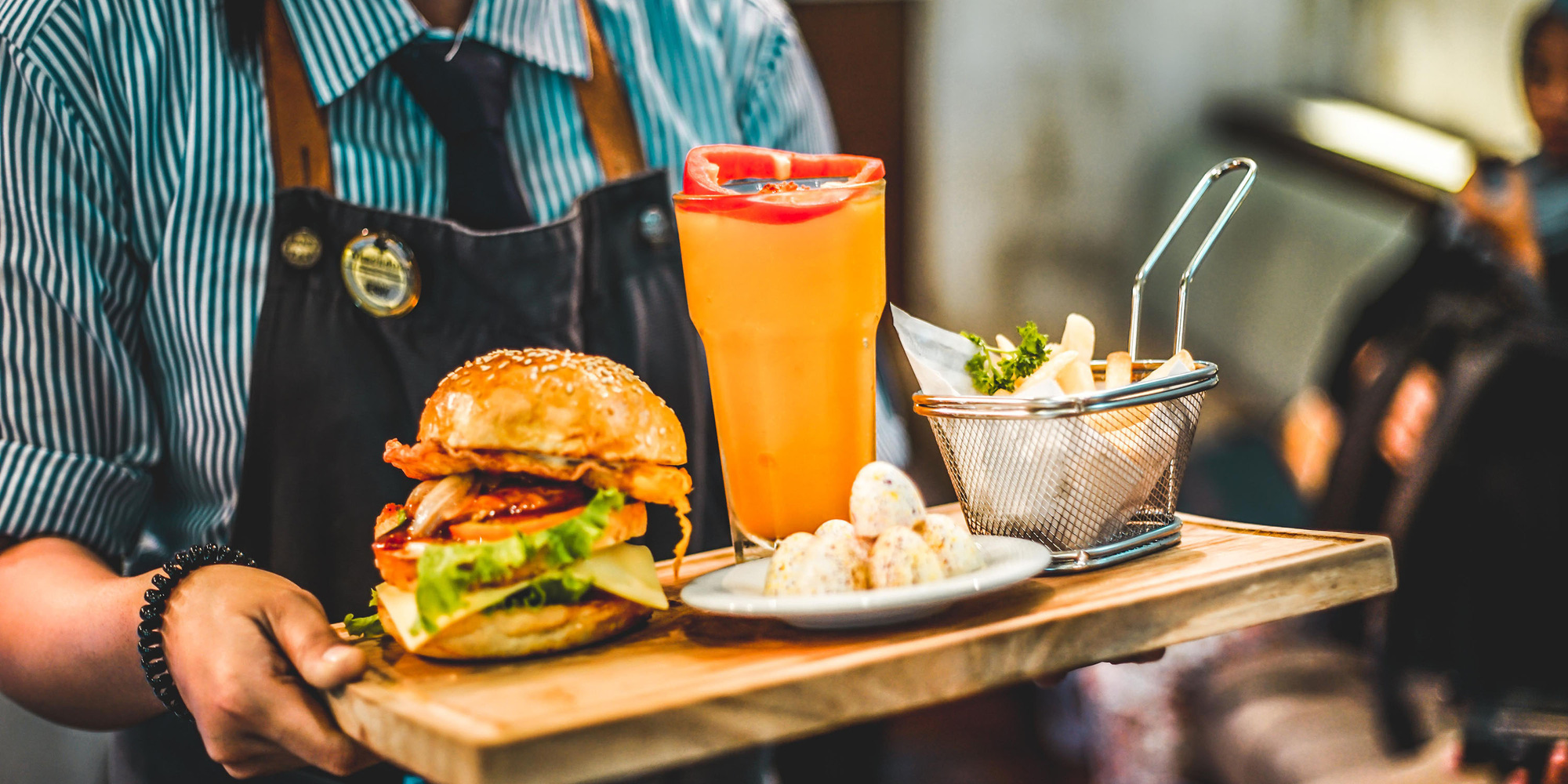 Đối với người nghèo, smartphone là một loại 'thuế' mới - Ảnh 2.