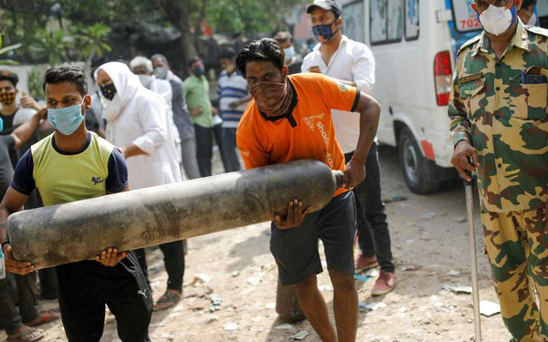 Chưa từng có trong tiền lệ: Suzuki, Honda, Toyota, Panasonic đồng loạt đóng cửa nhà máy tại Ấn Độ nhường oxy công nghiệp cứu người - Ảnh 1.