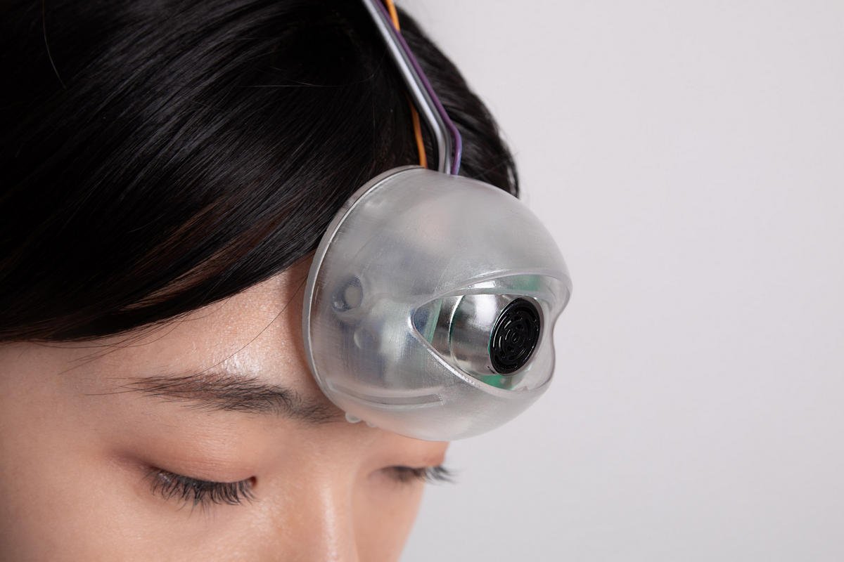 Con mắt robot dính trước trán này sẽ cho phép bạn vừa đi bộ vừa bấm điện thoại - Ảnh 1.