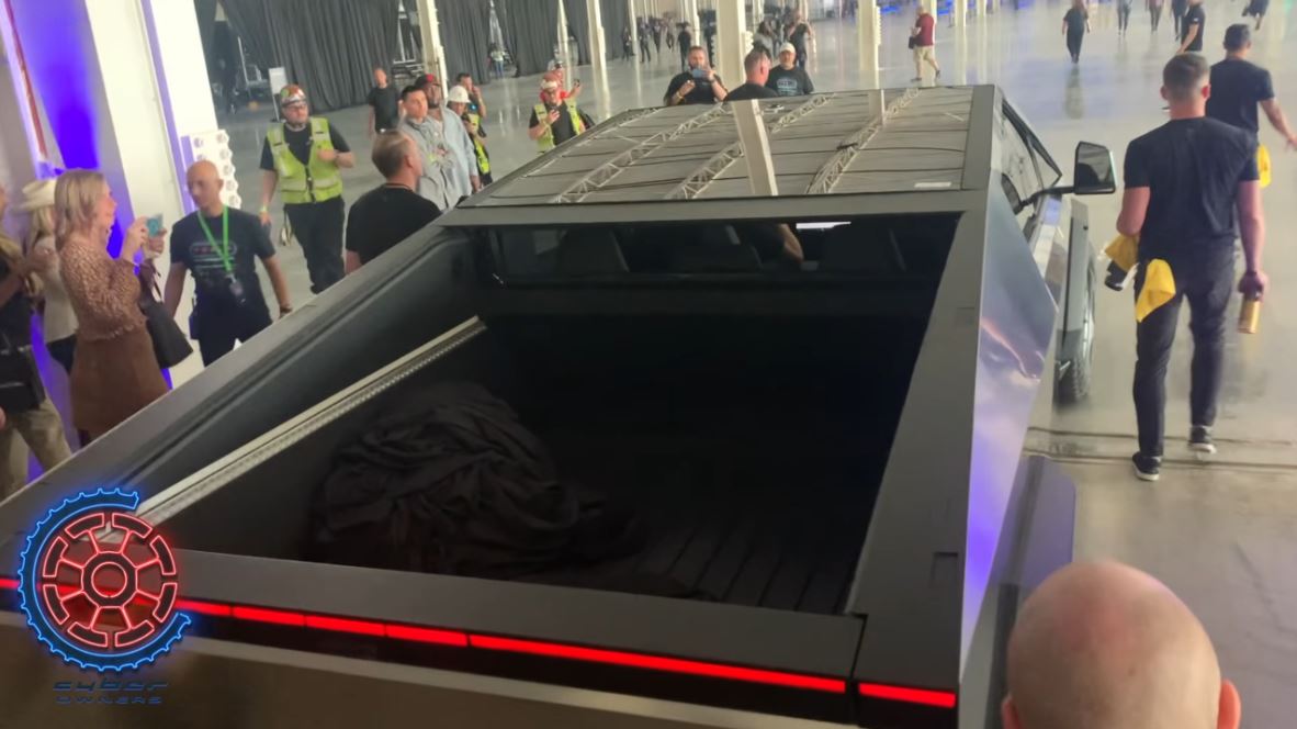 Nhìn từ xa còn có chút ấn tượng chứ soi gần mới thấy mẫu Cybertruck mới của Tesla xấu đến mức nào! - Ảnh 2.