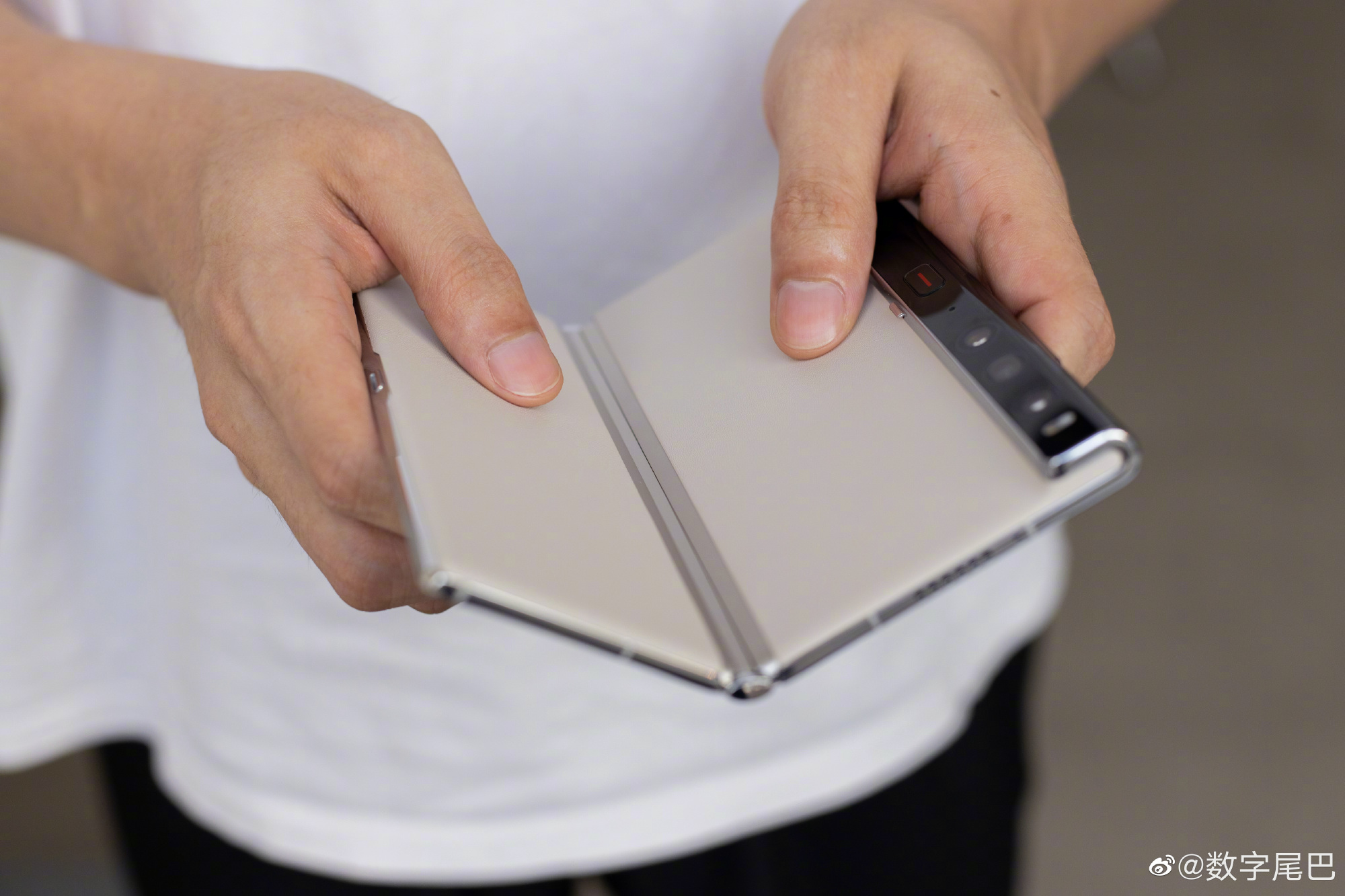 Ảnh thực tế Huawei Mate XS 2 với thiết kế mới, phần cứng lỗi thời, giá cao - Ảnh 3.