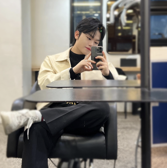 Cậu bé gốc Việt nổi danh toàn cầu sau MV tỷ view: Từng bị tẩy chay vì kém sắc nhưng nay lột xác ngoạn mục, cuộc sống thay đổi ngỡ ngàng - Ảnh 3.