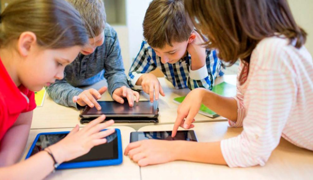 Nếu con bạn dùng MXH, hãy đặt ngay 7 câu hỏi để hiểu rõ 'thế giới ảo' mà con đang sống mỗi ngày - Ảnh 1.