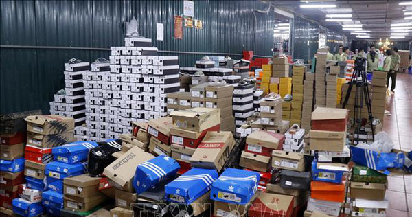 Đột kích kho hàng lậu 10.000 m2 chuyên livestream bán 'hàng nhái' trên Facebook