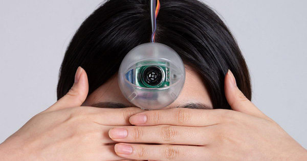 Con mắt robot dính trước trán này sẽ cho phép bạn vừa đi bộ vừa bấm điện thoại