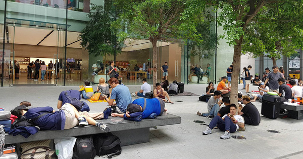 Không thể xách iPhone 13 về nước cùng ngày với thế giới, con buôn Việt Nam lần đầu