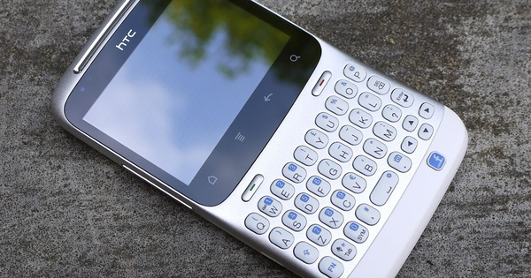 Facebook thời oanh liệt có cả điện thoại với nút