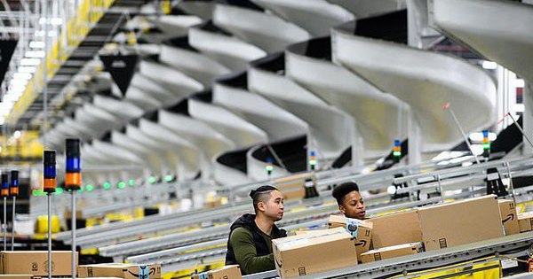 Góc khuất của Amazon: Nhân viên bị máy móc giám sát đến mức phải đi tiểu vào chai, chỉ cần ngơi tay máy sẽ rung chuông báo động vì Jeff Bezos tin rằng ''ai rồi cũng lười thôi'