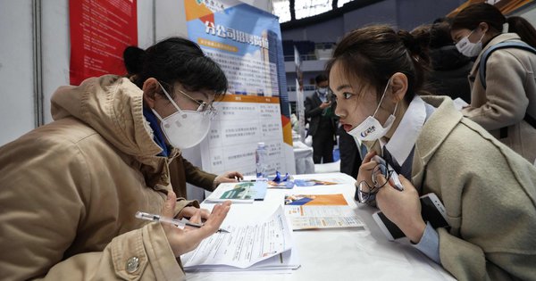 Sinh viên Trung Quốc đối mặt khủng hoảng việc làm khi lĩnh vực công nghệ và xe điện ngừng tuyển dụng