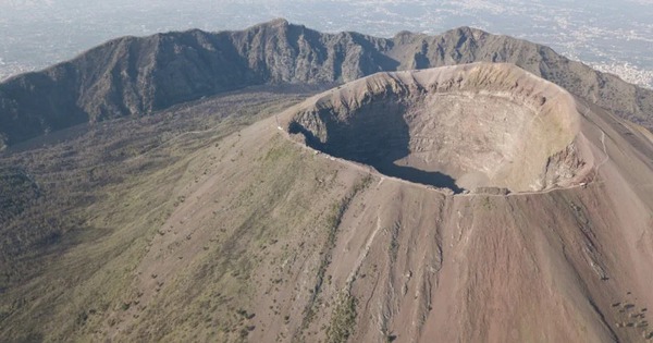 Du khách rơi xuống miệng núi lửa khi chụp ảnh tự sướng