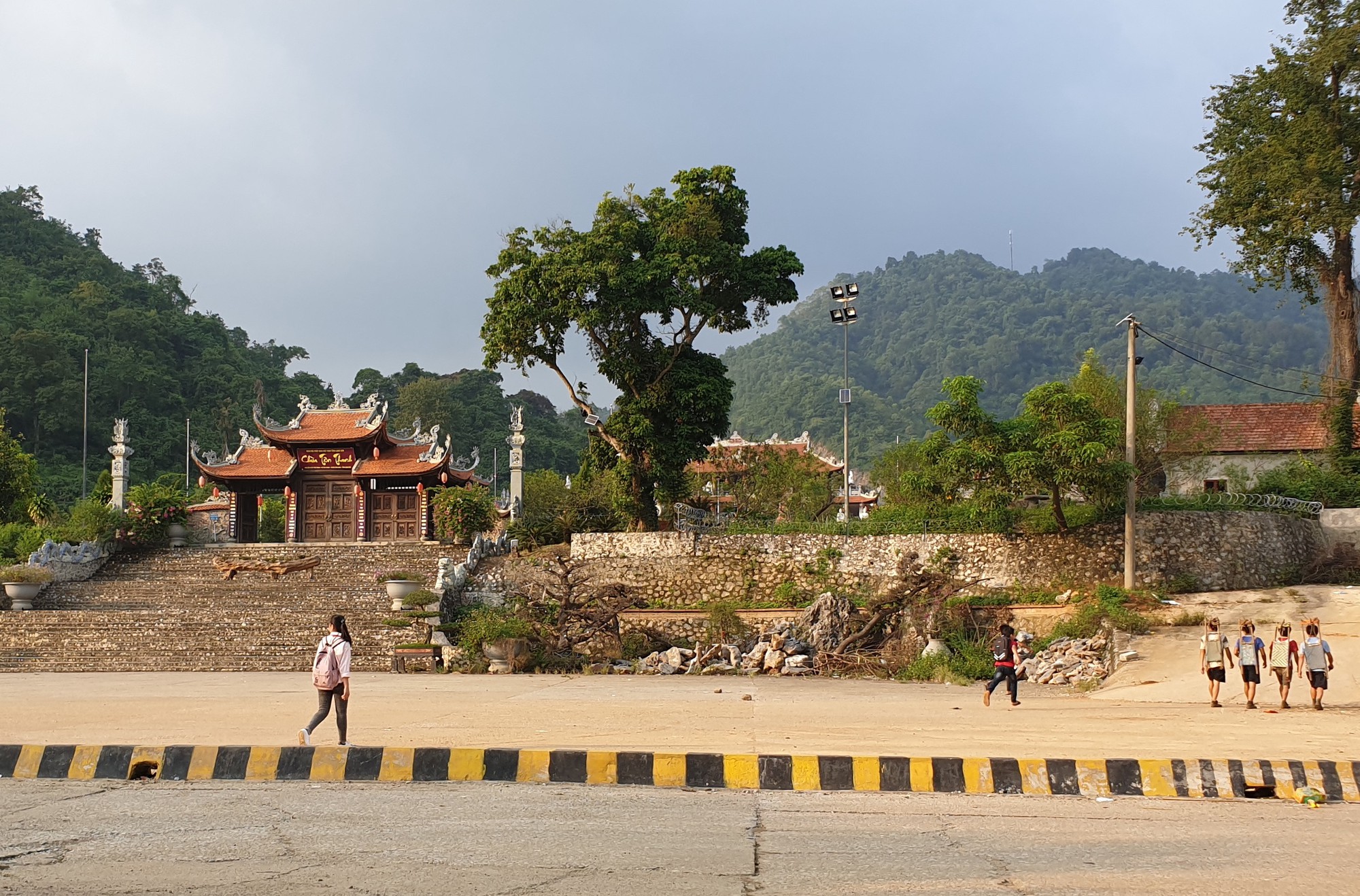 Tận thấy đường đi của hàng lậu “tuồn” từ Trung Quốc về Việt Nam - Ảnh 7.