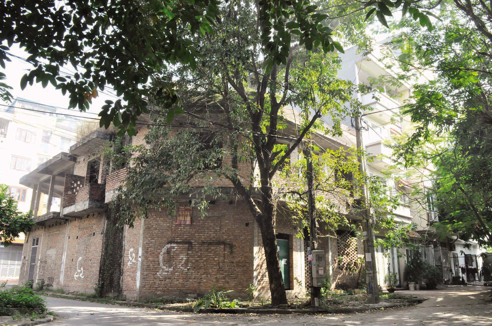 Ai đang sống trong những khu biệt thự bỏ hoang giữa Thủ đô? - Ảnh 1.