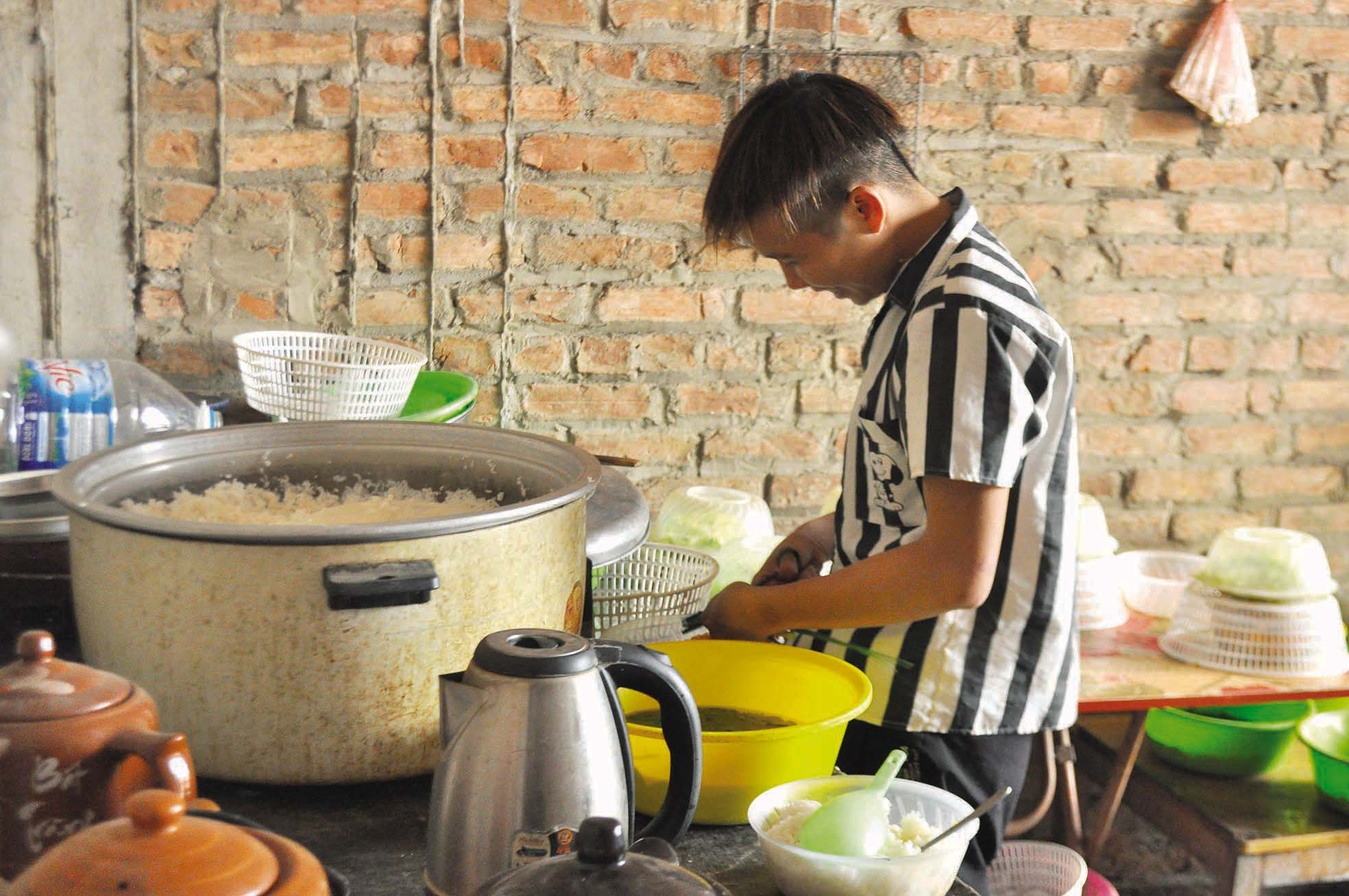 Ai đang sống trong những khu biệt thự bỏ hoang giữa Thủ đô? - Ảnh 2.