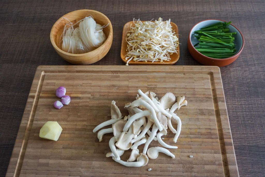 Cách làm hủ tiếu trộn chay với những nguyên liệu đơn giản - Ảnh 2.