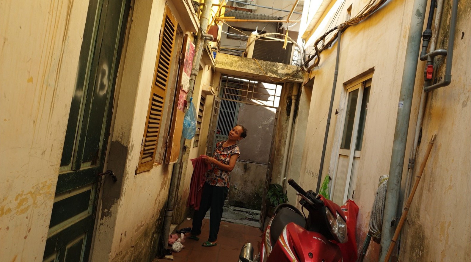 Cận cảnh nhà trọ chỉ vài mét vuông nóng hầm hập giữa Thủ đô, người thuê ám ảnh đến cả giấc ngủ - Ảnh 5.