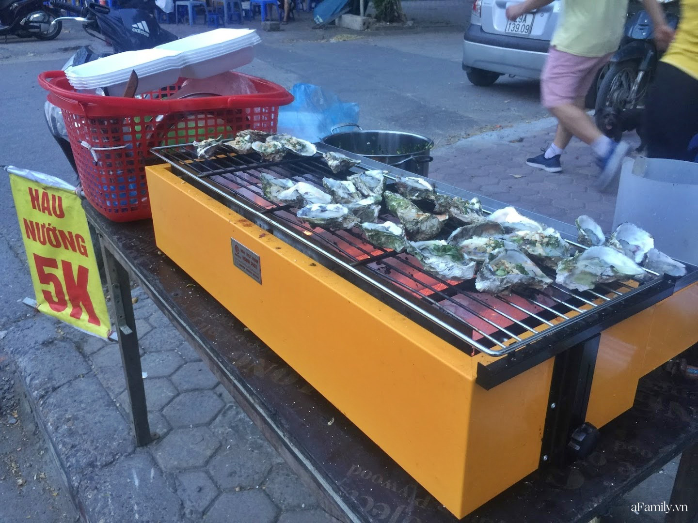 Hàu nướng vỉa hè giá 5K hút người mua, tiểu thương ngày bán cả nghìn con kiếm tiền triệu - Ảnh 2.