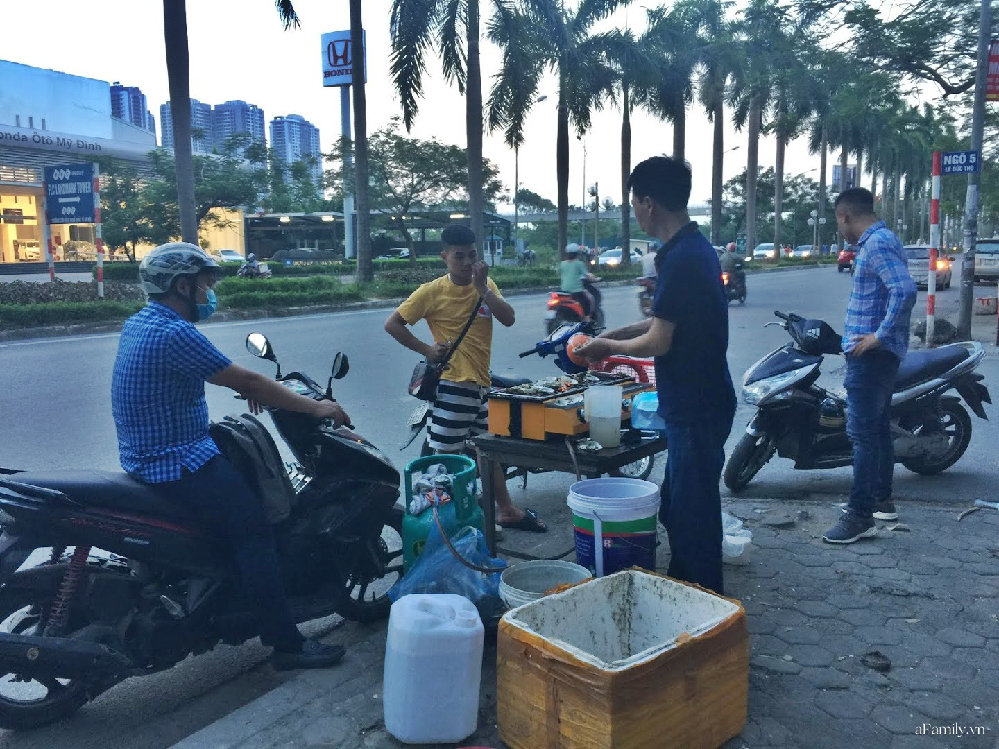 Hàu nướng vỉa hè giá 5K hút người mua, tiểu thương ngày bán cả nghìn con kiếm tiền triệu - Ảnh 3.