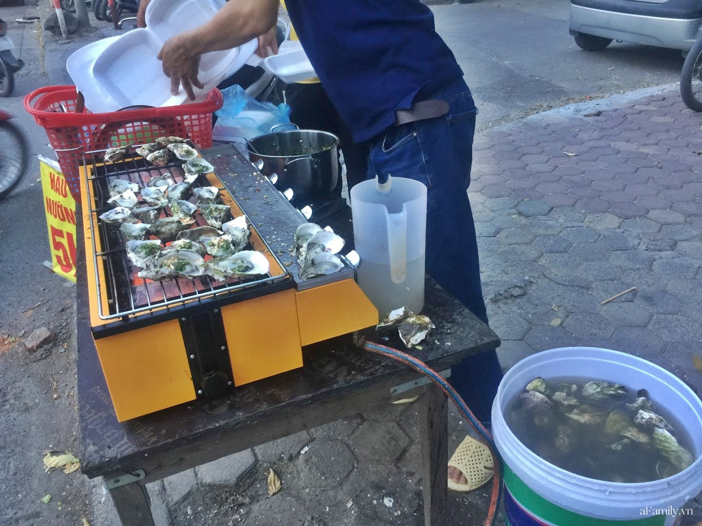 Hàu nướng vỉa hè giá 5K hút người mua, tiểu thương ngày bán cả nghìn con kiếm tiền triệu - Ảnh 5.