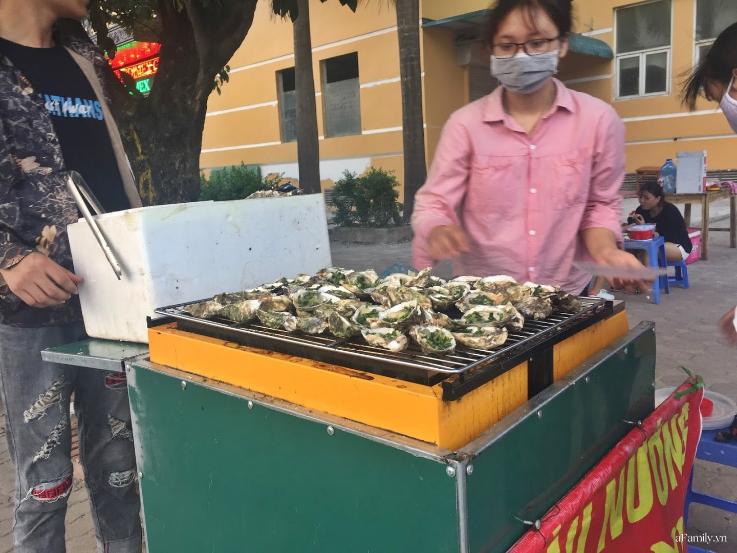 Hàu nướng vỉa hè giá 5K hút người mua, tiểu thương ngày bán cả nghìn con kiếm tiền triệu - Ảnh 6.