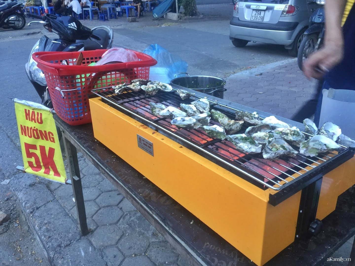 Hàu nướng vỉa hè giá 5K hút người mua, tiểu thương ngày bán cả nghìn con kiếm tiền triệu - Ảnh 7.