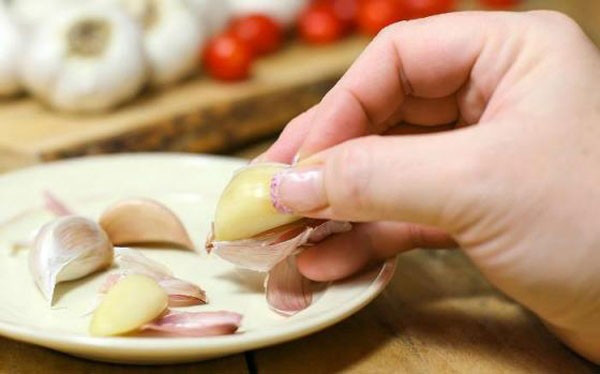 Cách luộc gà bằng tỏi không cần nước da vàng ươm, thịt vẫn thơm ngon