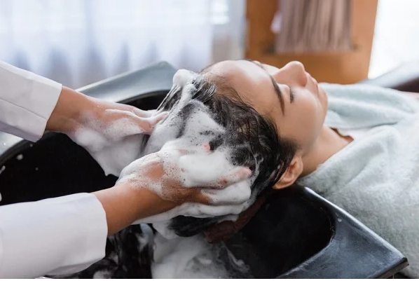 Từ bỏ ngay 8 thói quen chăm sóc tóc này, nếu không tóc của bạn ngày càng rụng nhiều hơn - Ảnh 3.