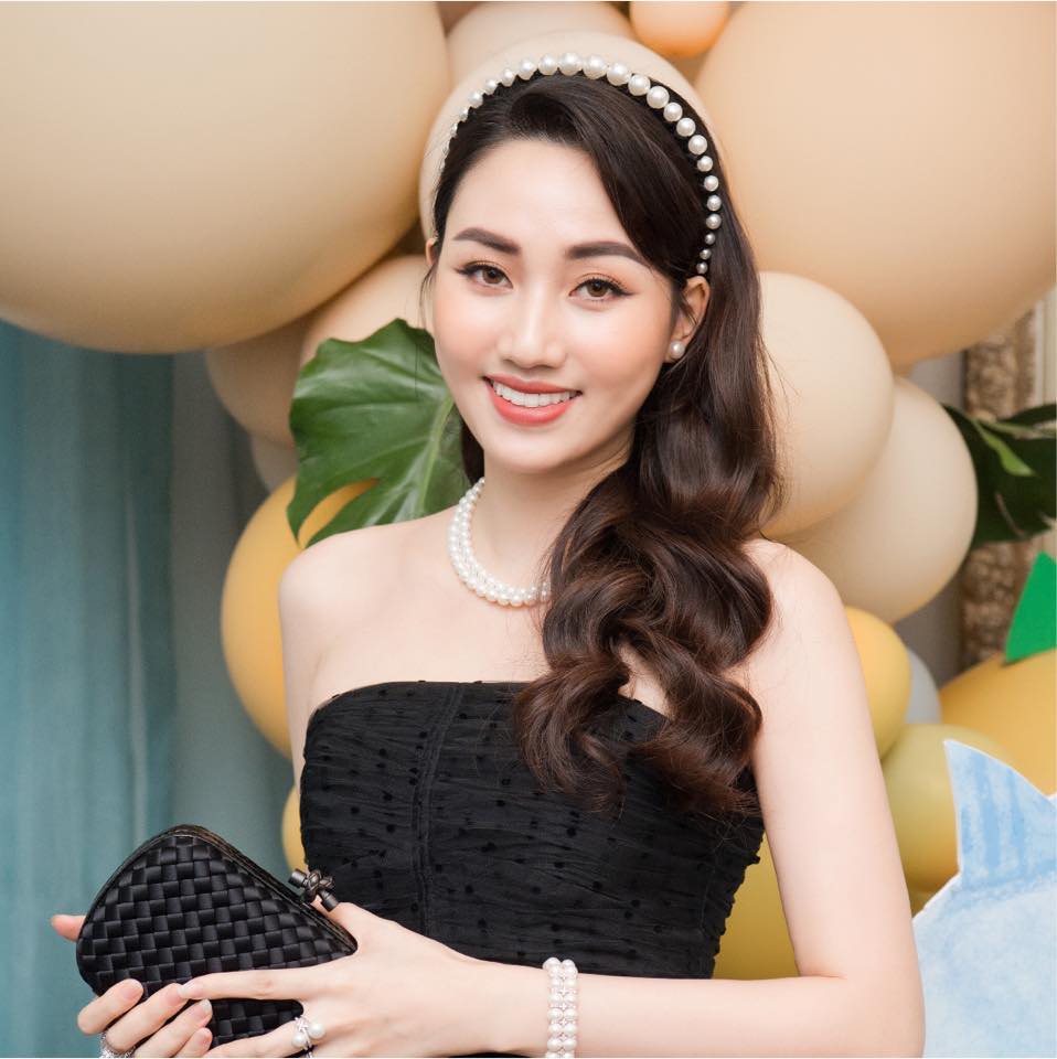 Cuộc sống của cặp chị em Á hậu đình đám, lấy đại gia hơn nhiều tuổi hiện ra sao? - Ảnh 1.