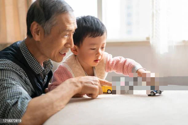 Cháu trai đến thăm, ông nội nói đùa: 