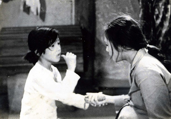 Vân Dung - cô bé bán báo trong "Biệt động Sài Gòn": 18 tháng tuổi đóng phim và sự rẽ ngang hiện tại khiến khán giả ngỡ ngàng - Ảnh 6.