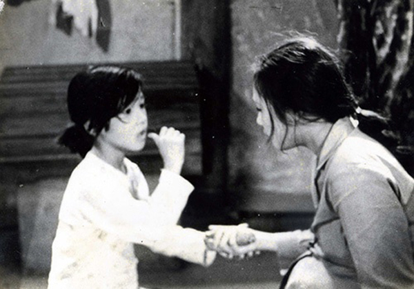 Vân Dung - cô bé bán báo trong