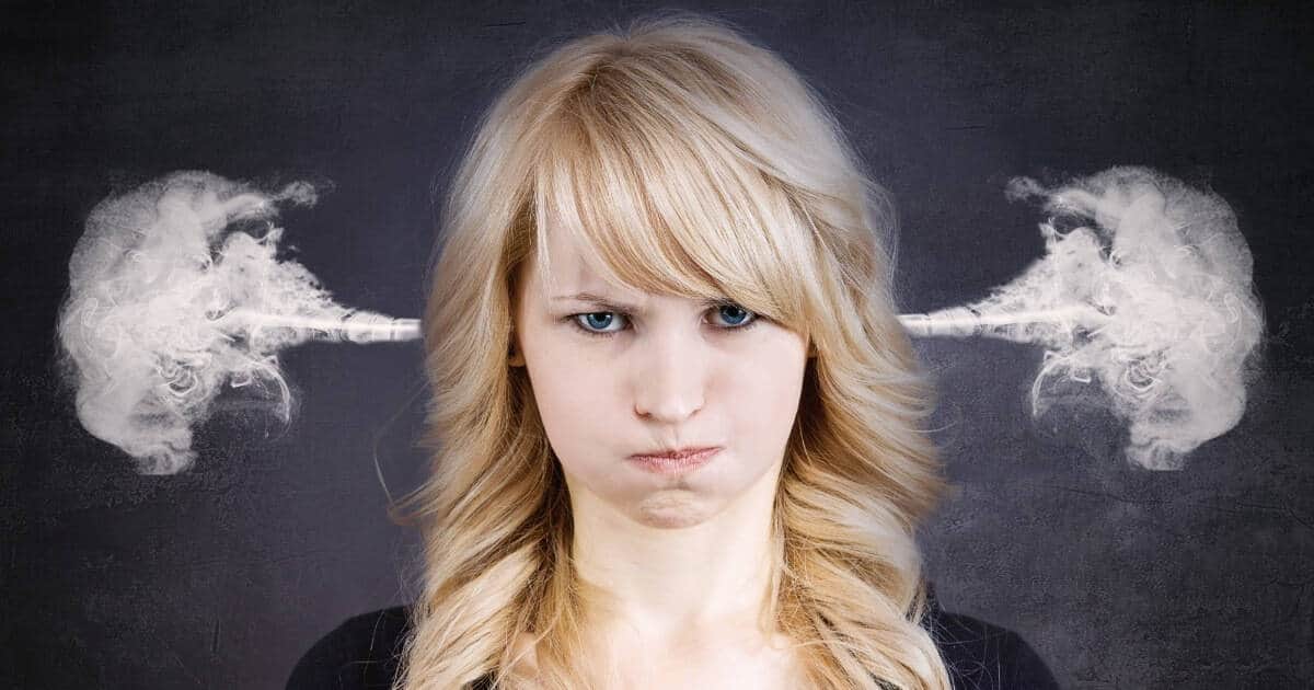 Đi qua xe nhà mình, vợ bắt gặp chồng đang làm chuyện khó tin trong xe - Ảnh 2.