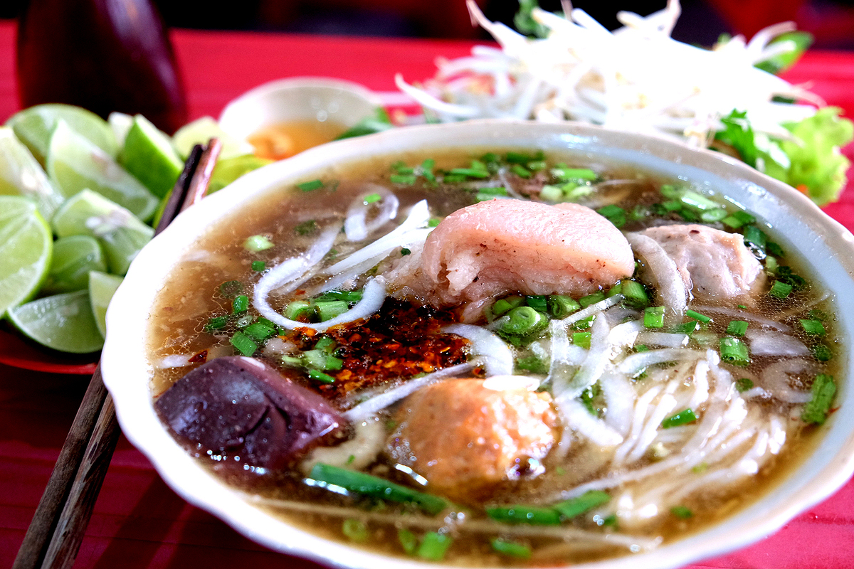 Quán bún Huế giữa lòng Sài Gòn bán 1.000 tô mỗi ngày, muốn ăn phải xếp hàng chờ đợi - Ảnh 3.